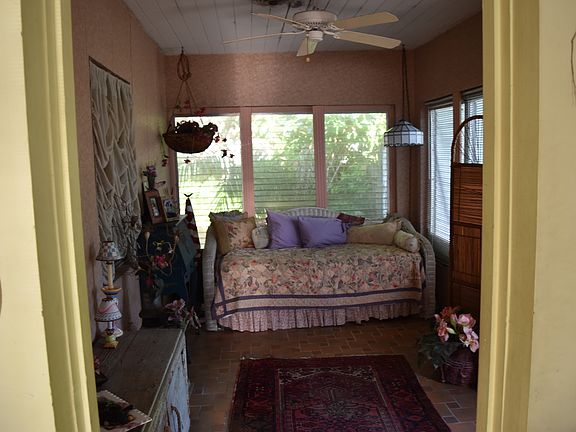 3rd image of 851 SE 11th Ct