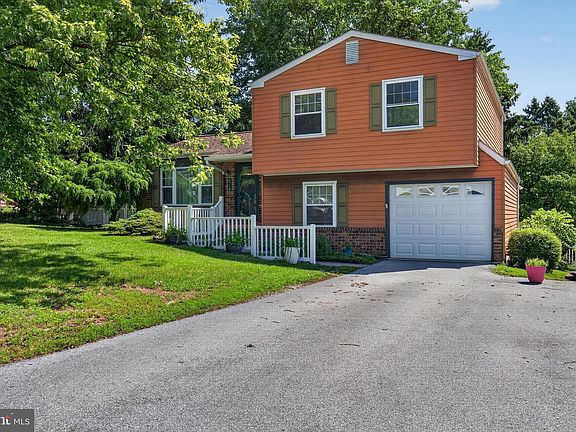 3rd image of 826 Lark Dr