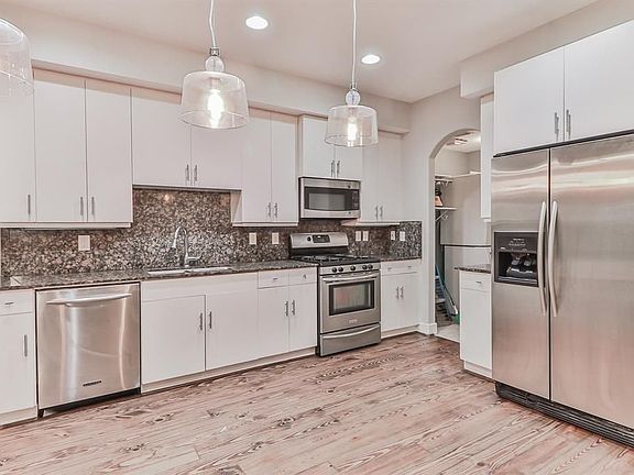 5th image of 3208 Jackson St #1