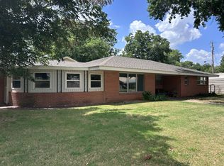205 N E St, Blackwell, OK 74631