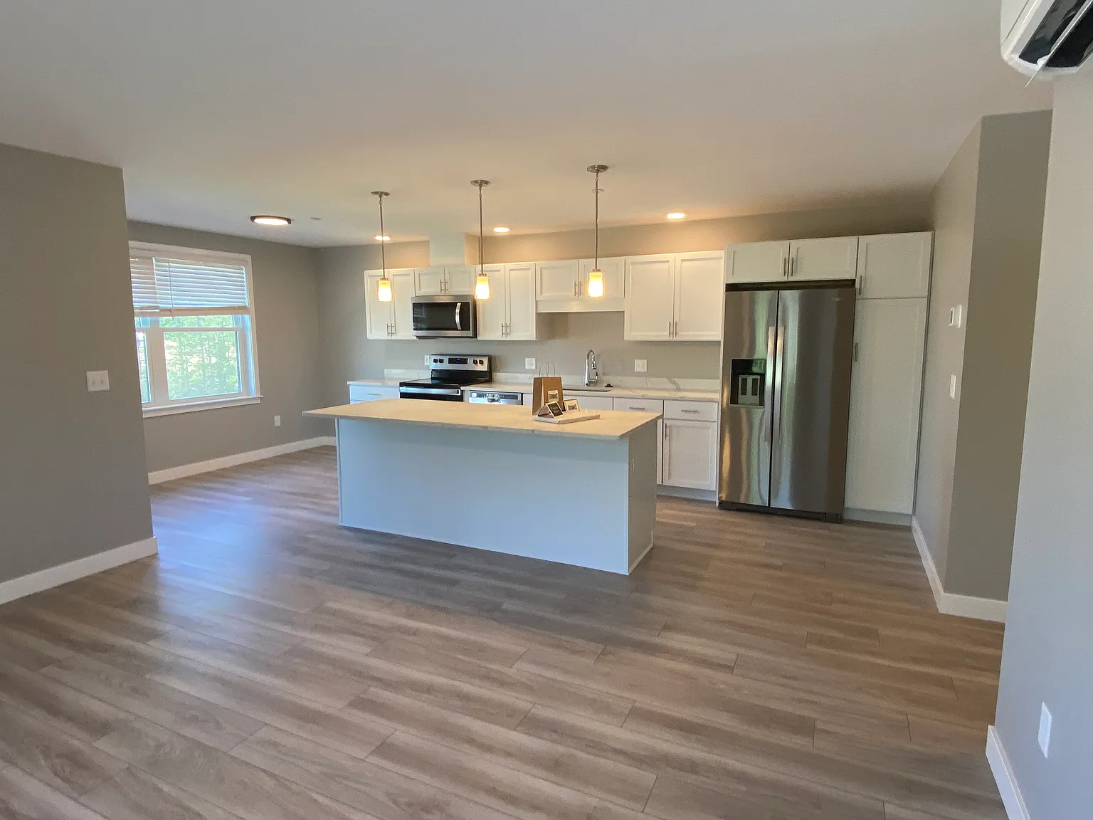 2 bed, 1.5 bath, 1008 sqft, $2,800 — Photo 2