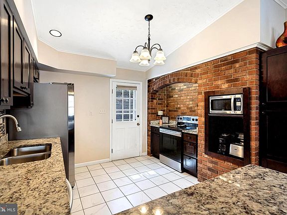 4th image of 2027 Farragut Dr