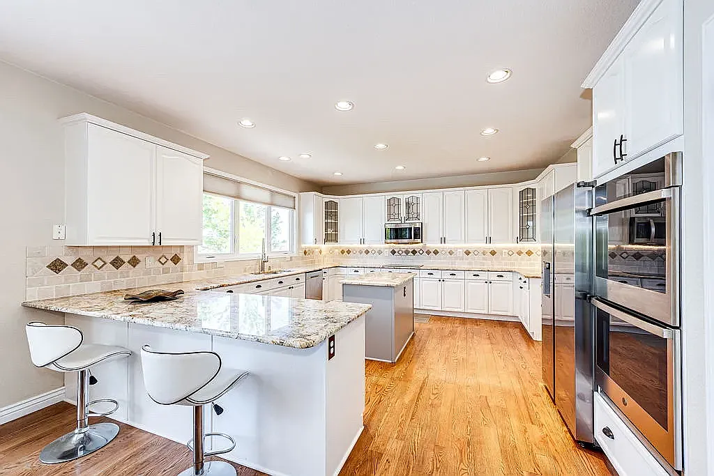 5 bed, 6398 sqft, $5,980 — Photo 4