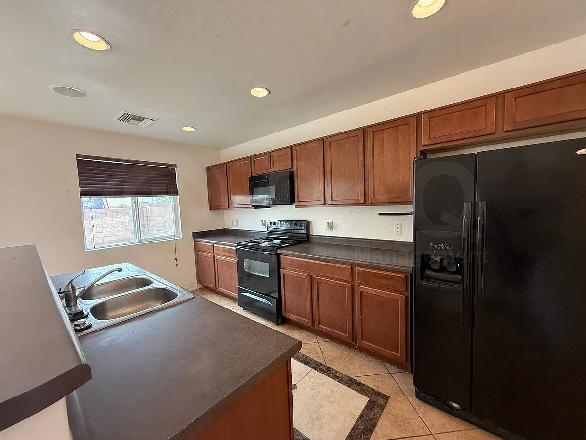 3 bed, 2.5 bath, 1431 sqft, $1,695 — Photo 3