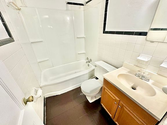3rd image of 1374 Amelia Ave