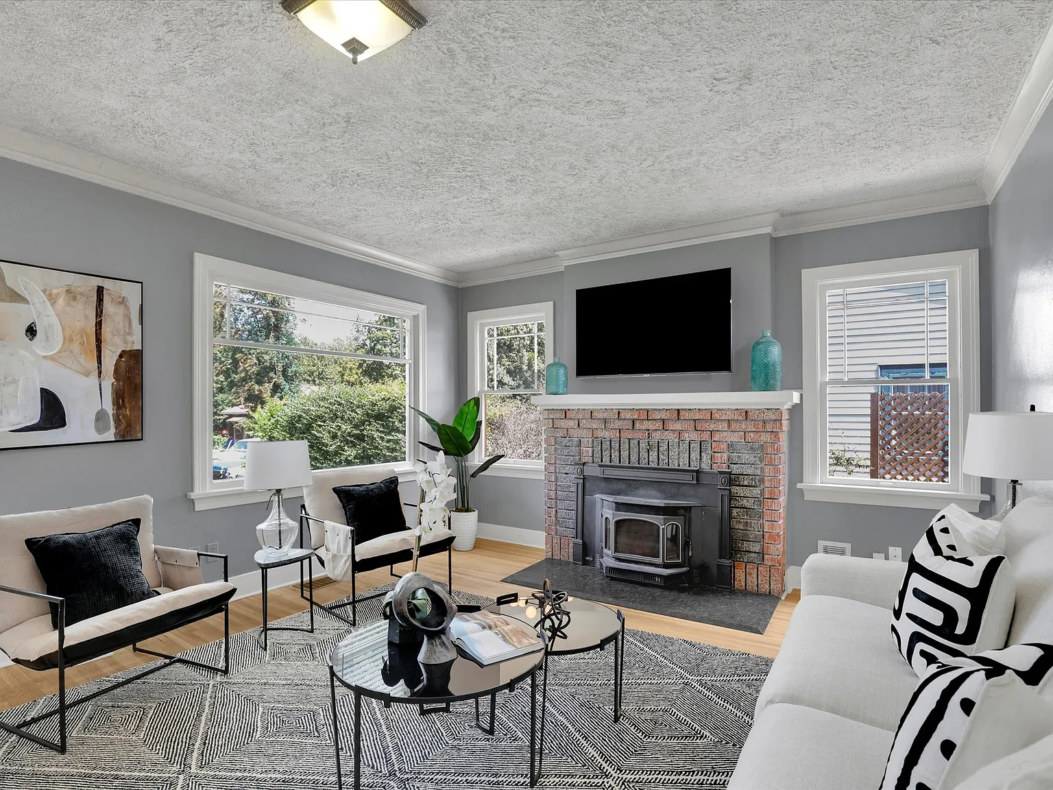 4 bed, 1.5 bath, 2496 sqft, $3,000 — Photo 2