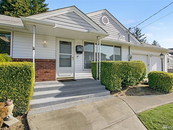 Covered Front Porch!