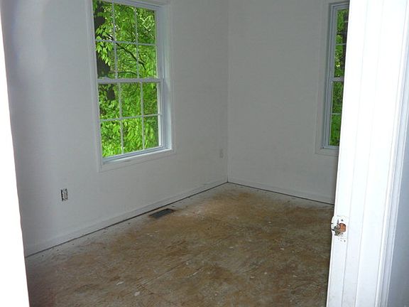 3rd image of 137 Knollwood St