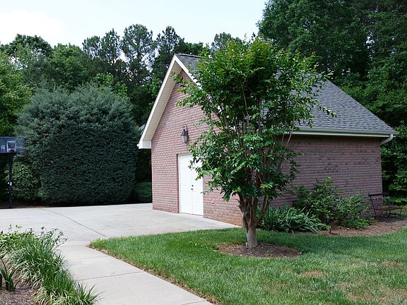3rd image of 218 W Glenview Dr