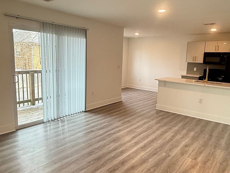 1st image of 325 W Parkwood Dr #14