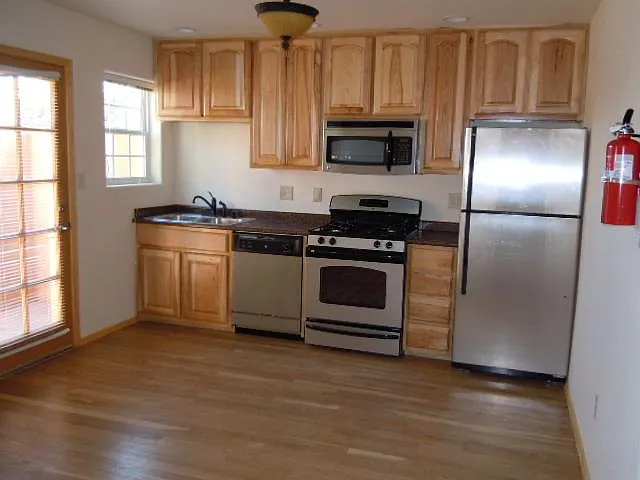 1921 Girard Blvd NE — Photo 3