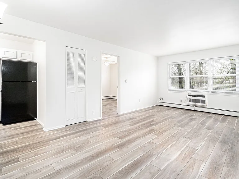 Lindsay Court Apartments — Photo 11