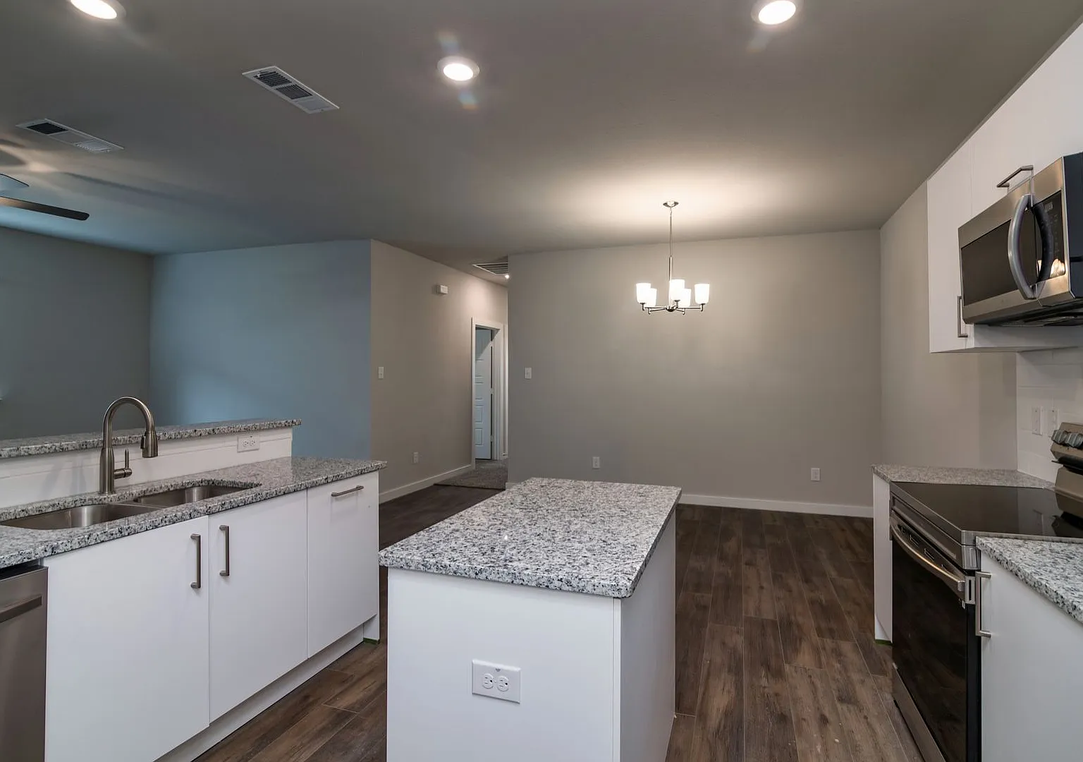 Gorgeous 3 Bedroom Duplex Located In Midlothian Isd! — Photo 2