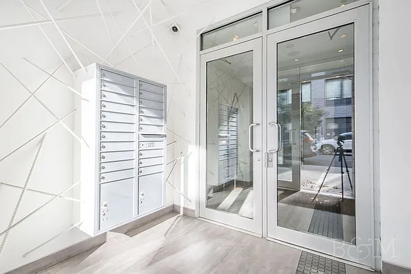 Sold by Brick&Mortar | media 9