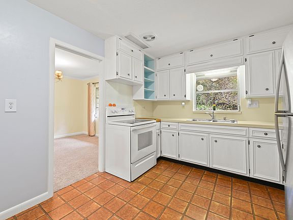 4th image of 8547 New York Ave