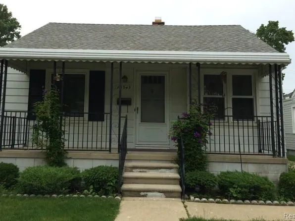 18945 Woodside St, Harper Woods, MI 48225