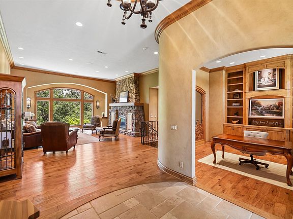 5th image of 470 Painted Woods Dr