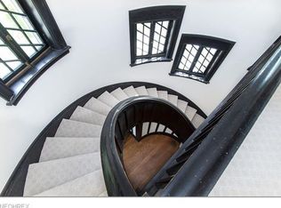 2689 E Overlook Rd, Cleveland Heights, OH 44106