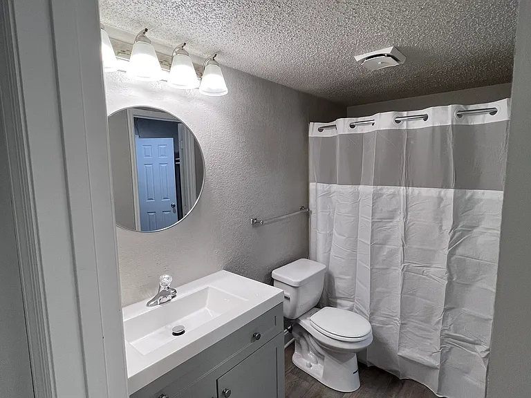 Bell Hollow Apartments — Photo 31