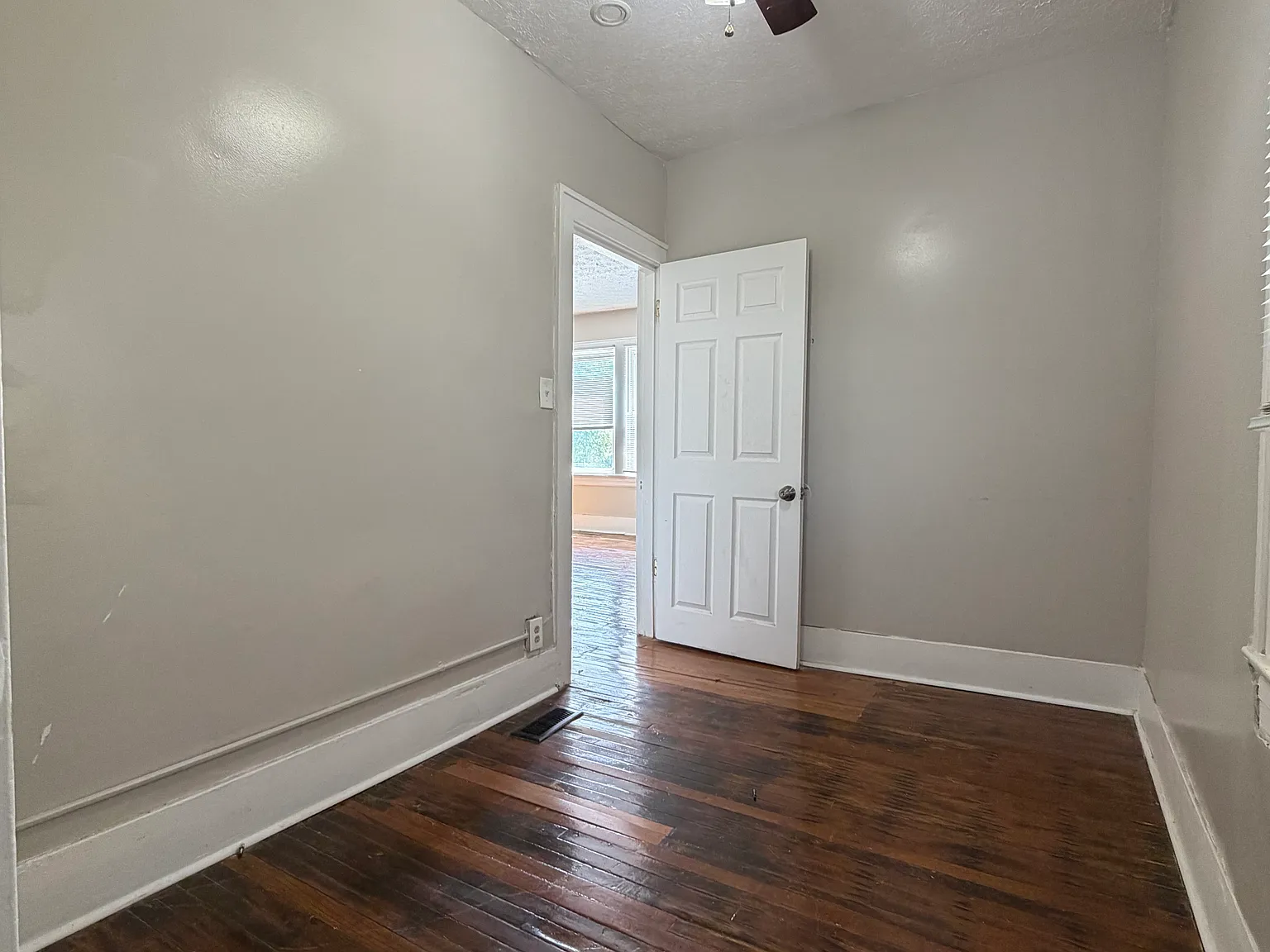 4 bed, 1.5 bath, 1200 sqft, $1,400 — Photo 4