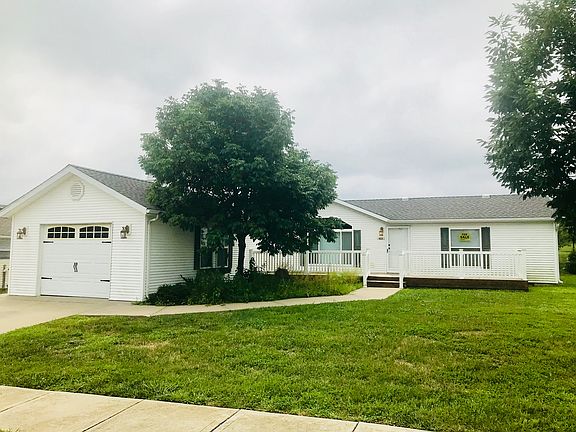 2nd image of 923 NE White Oaks Ln