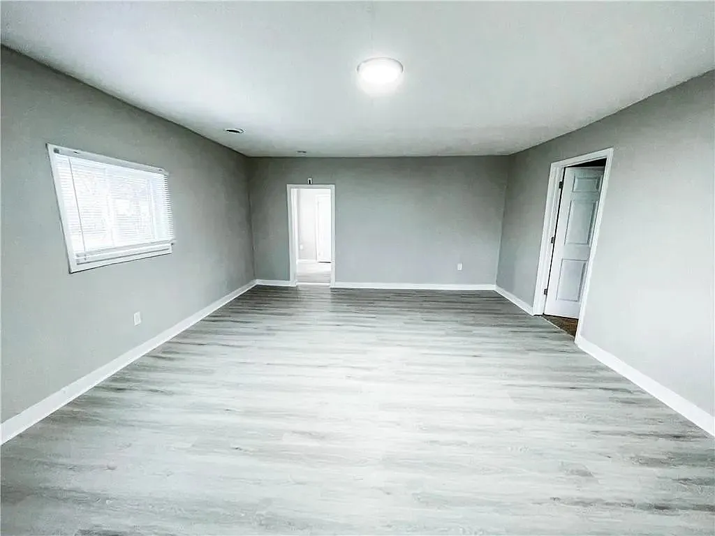 3 bed, 1.0 bath, 1304 sqft, $1,150 — Photo 2