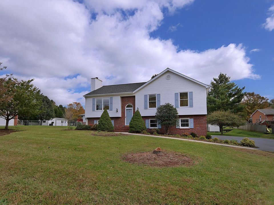 1st image of 186 Village Ln