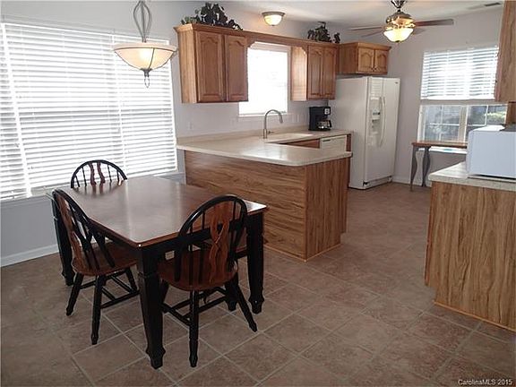 5th image of 1303 Pebble Creek Dr