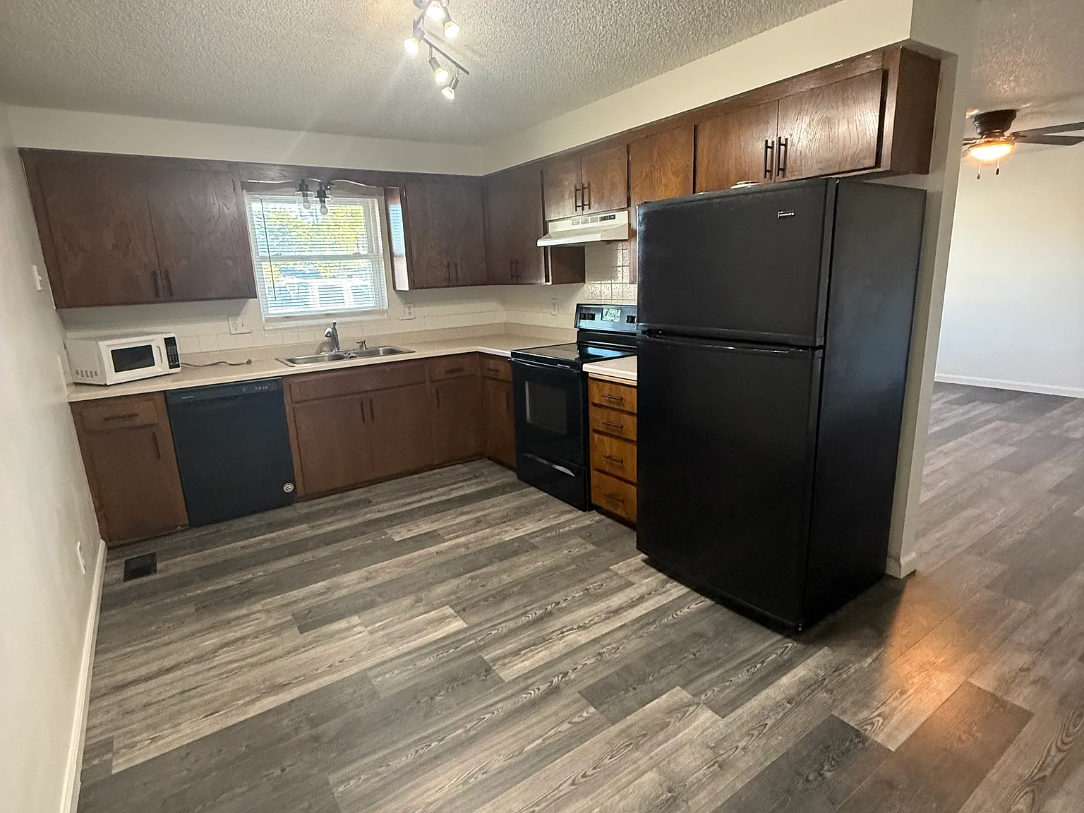 3 bed, 1050 sqft, $1,750 — Photo 3