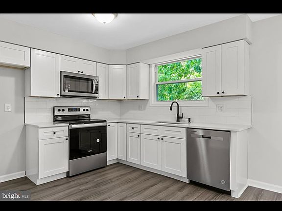 3rd image of 303 Bayberry St
