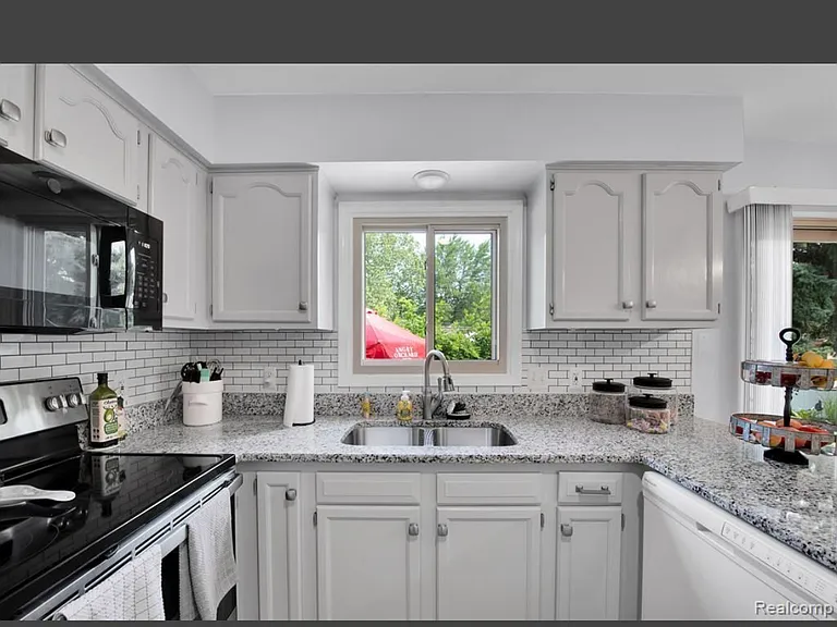 4959 Kingswood Dr — Photo 20