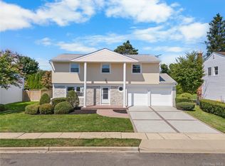 61 Bluebird Ln, Plainview, NY 11803