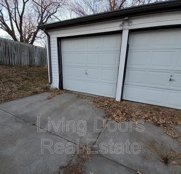 323 S 47th St — Photo 12