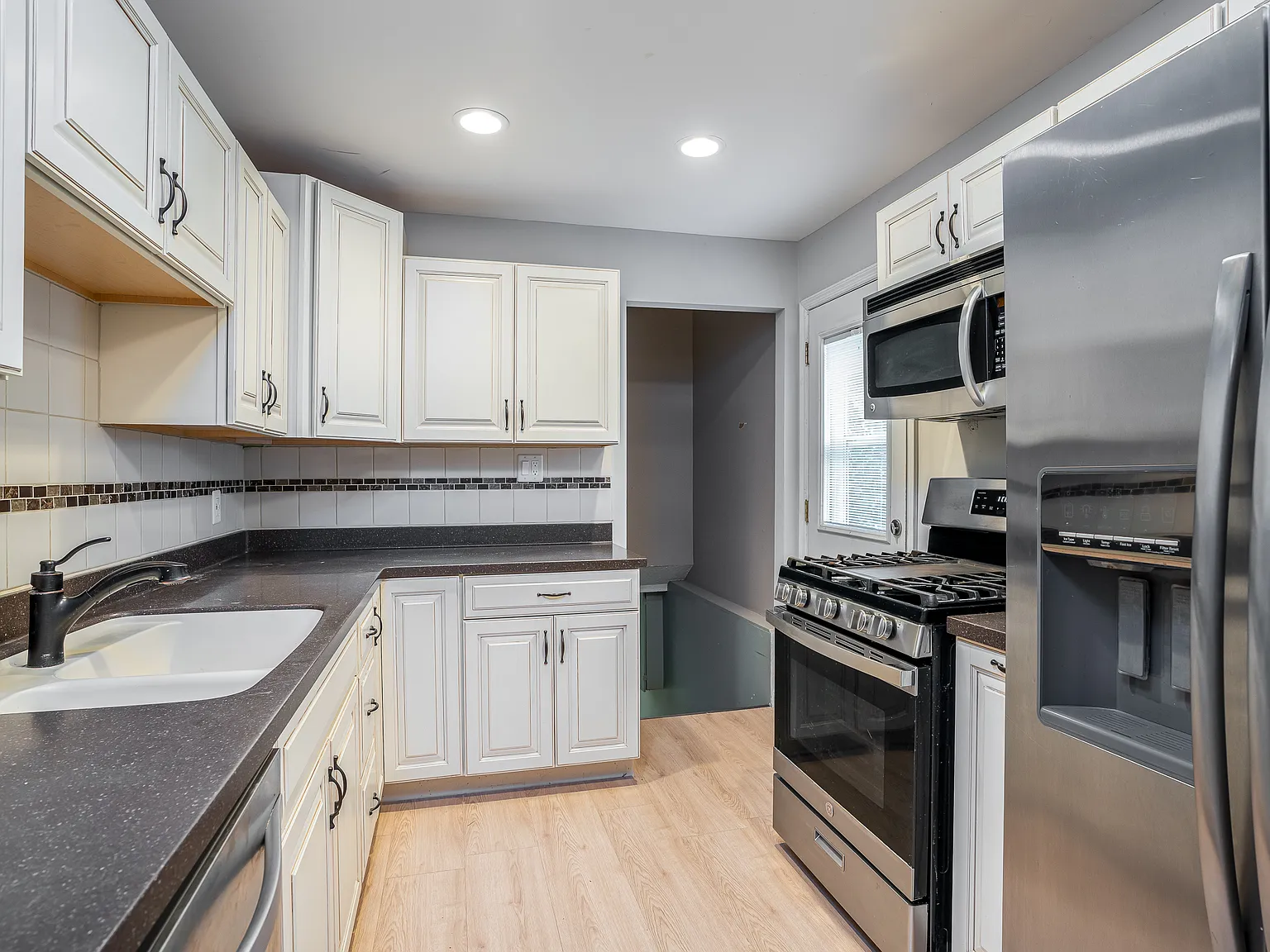 3 bed, 1040 sqft, $2,200 — Photo 3