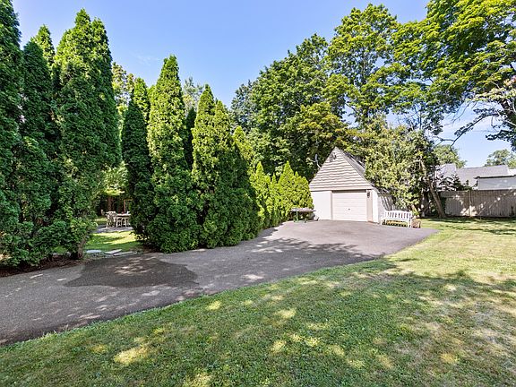4th image of 30 Merritts Pond Rd