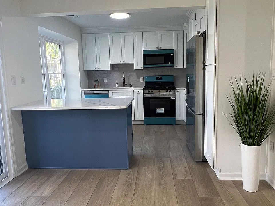 221 Broadmoor Ct #4