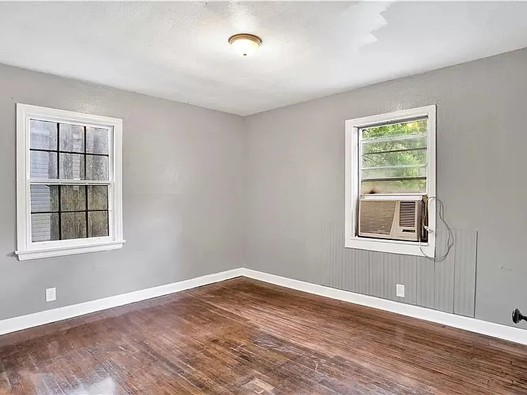 2103 E Victory Dr — Photo 15