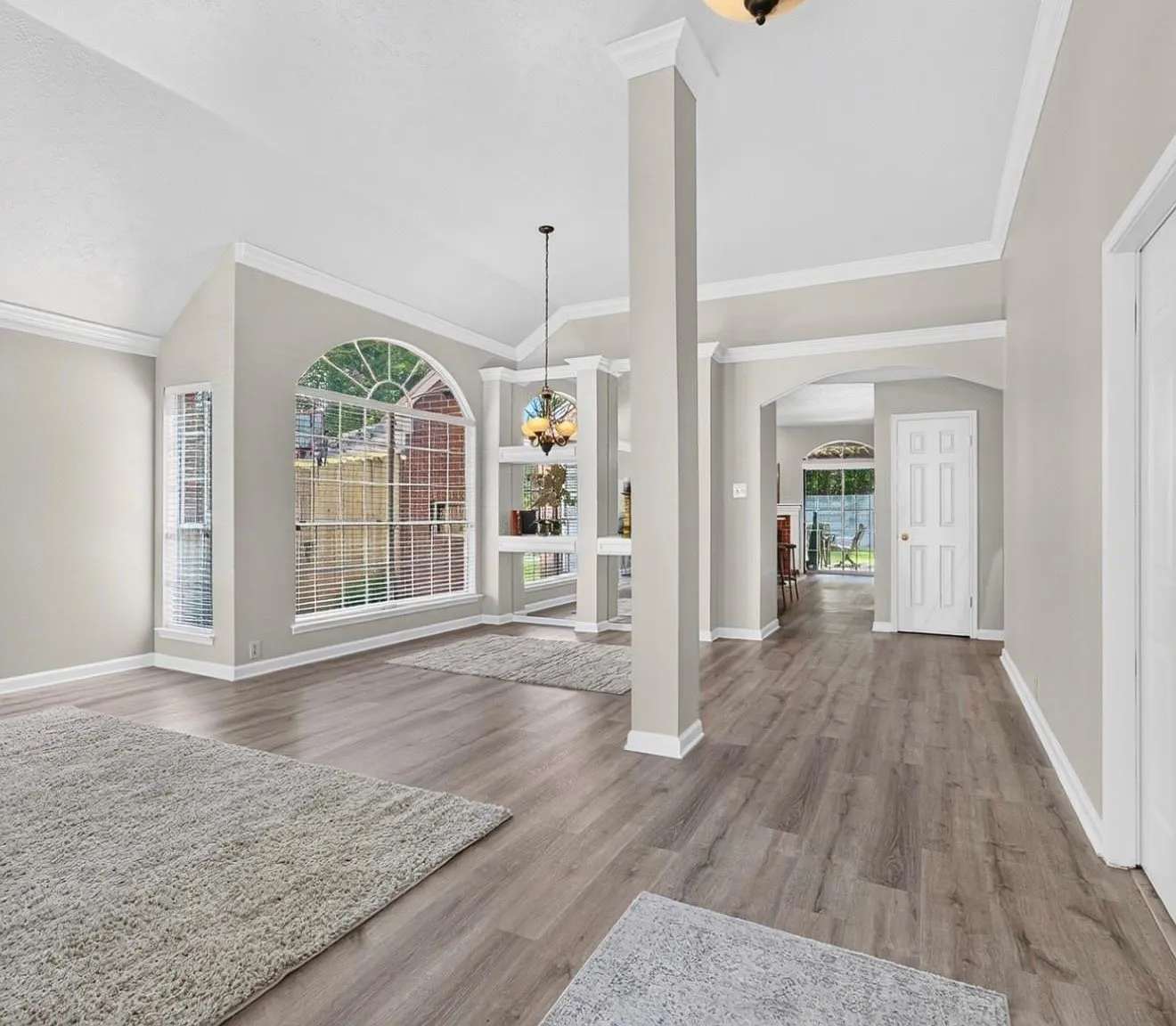 4 bed, 2.0 bath, 1940 sqft, $2,700 — Photo 3