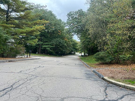 5th image of 8 Highwood Dr