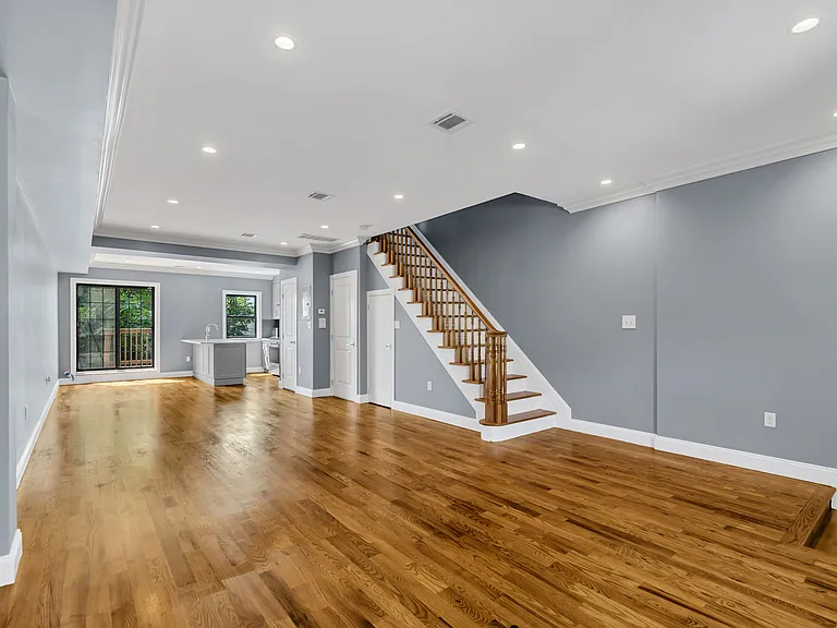 28 Roosevelt Pl #2 — Photo 1