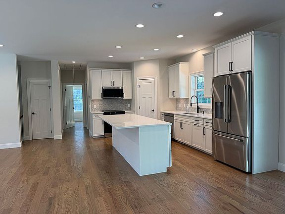 4th image of 55 School House Ln