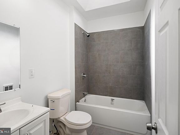 5th image of 1920 W Airdrie St