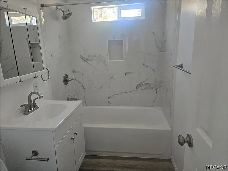 308 E Sherwood Blvd — Photo 5