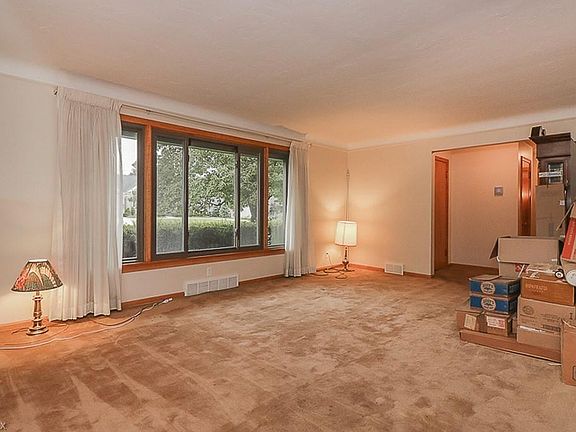 4th image of 20770 Cliff Cir