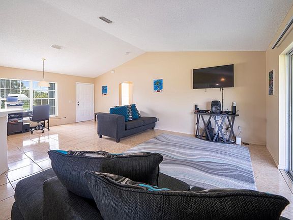 3rd image of 421 NE Oleander Avenue