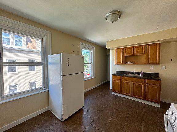 4th image of 130 Frank St #2