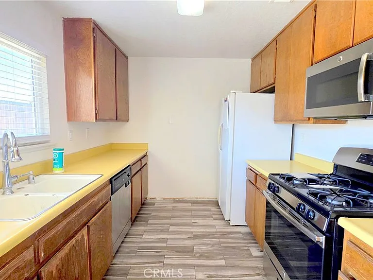 1546 Clock Ave — Photo 6