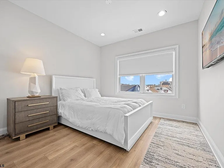 208 N Surrey Ave — Photo 17