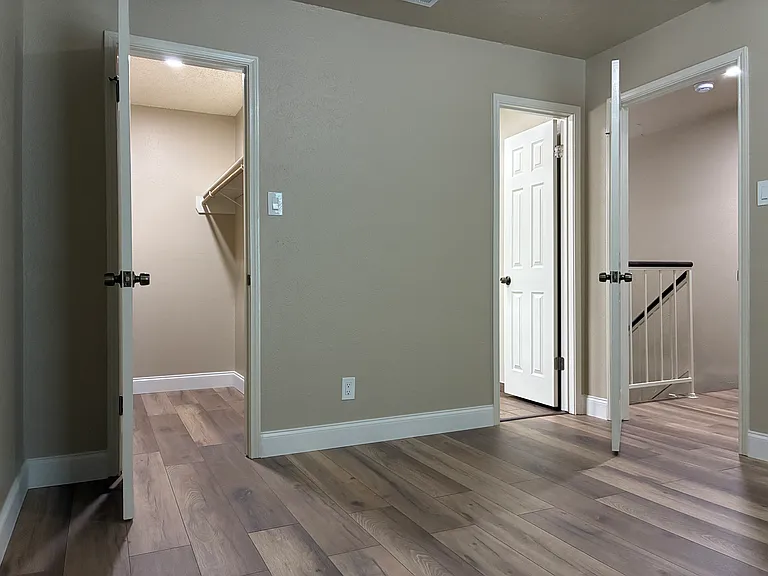 2nd Bed w/Walk In Closet