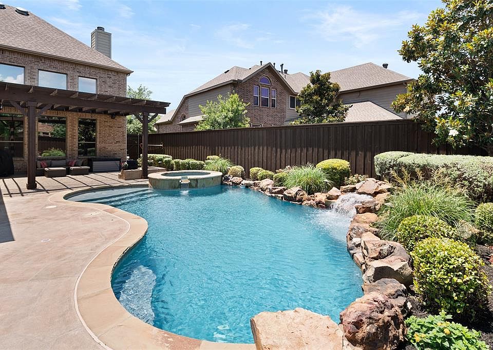 1st image of 1020 Everglades Dr